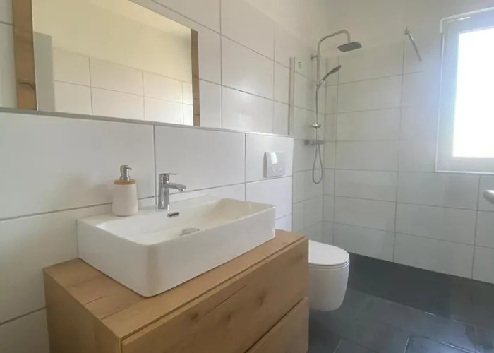 Bergluft 1 Modern With 2 Bedrooms 1 Hour From Vienna Parking & 24 Hour Self Check-in Apartment *